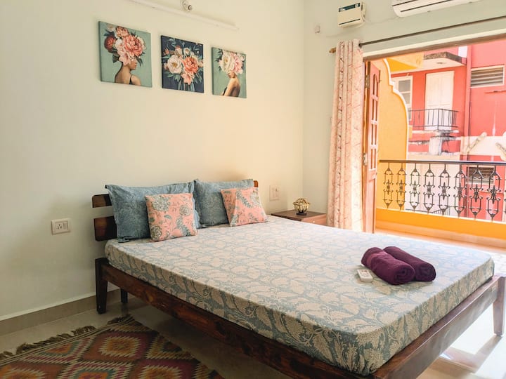 غرفة النوم الرئيسية مع شرفة/فناء