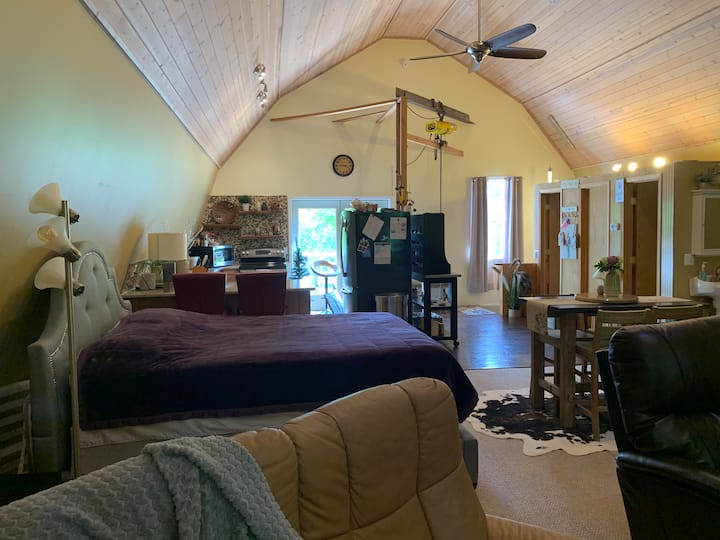 Një dhomë e madhe barndominium! Krevat dopio "queen" 