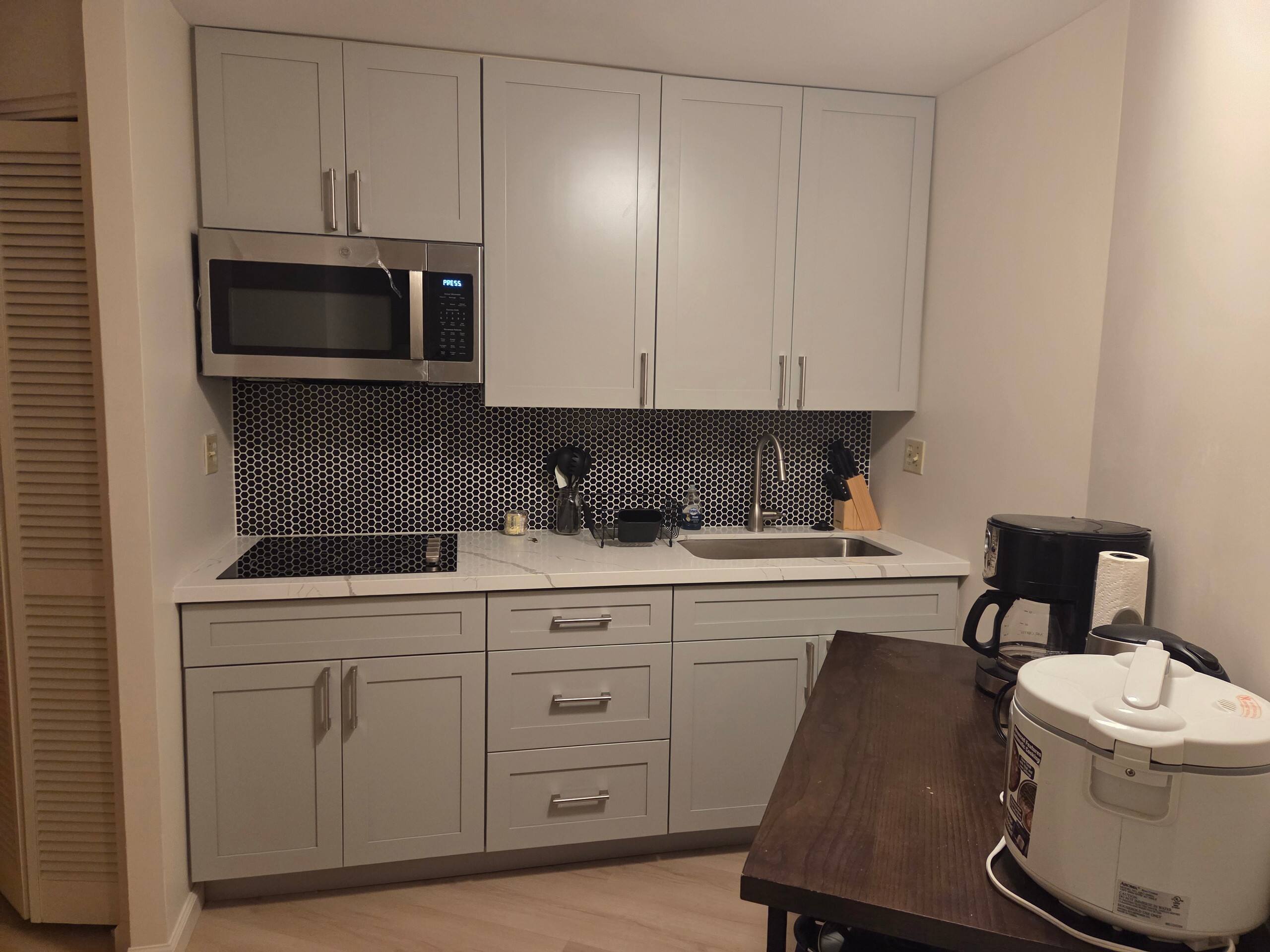 Downtown Honolulu Apt with free parking. - Image 3