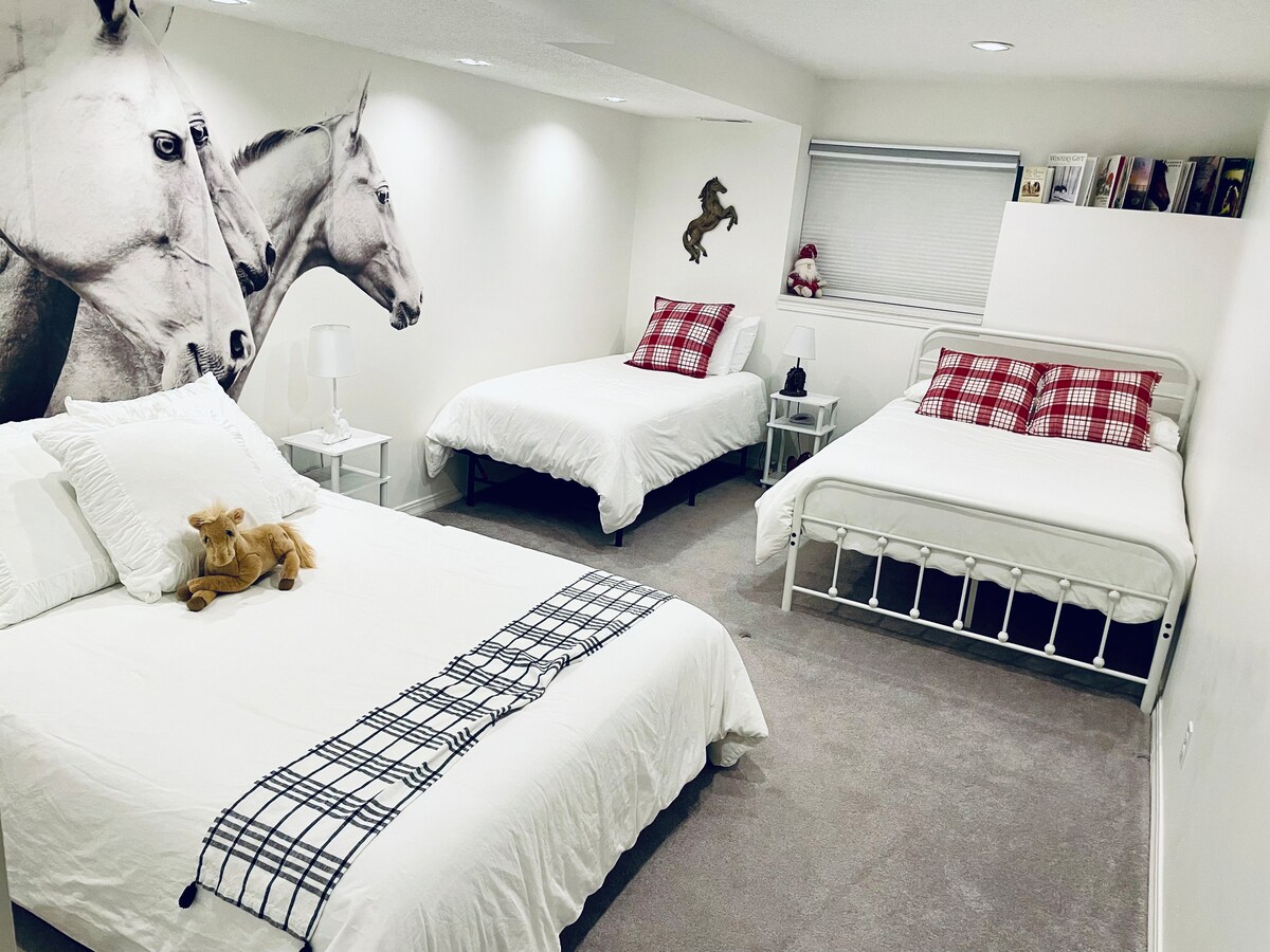 Chumba cha Farasi  
Vitanda: Queen, Full na Twin
- pazia nyeusi ya ziada kwenye dirisha
- Ndani ya kabati la nguo: feni, hita ndogo, kiyoyozi, taulo za ziada, blanketi, mito; na michezo, mafumbo na midoli
- mashine ya sauti kwenye meza ya kitanda