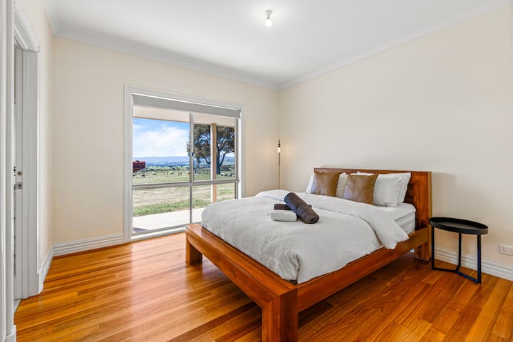 Unit 5th bedroom with queen bed - please refer to ‘The Space’ in description of property to include unit into booking.