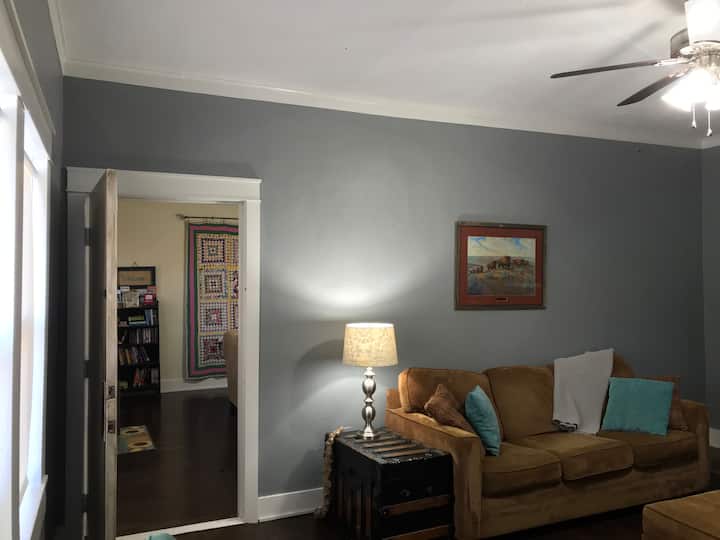 Dera ndan dhomën e ndenjjes 1 dhe 2 