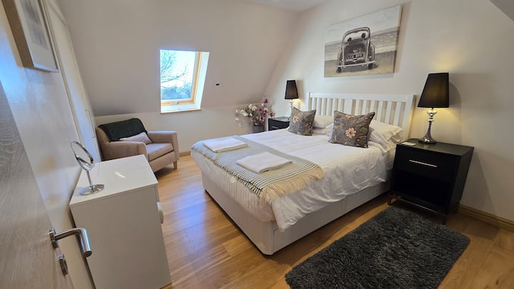 King bed and en suite shower room on first floor. Bed linen and towels provided. 