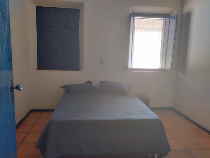 quarto amplo com cama de casal 
cabideiro
janelas com telas mosquiteiras com vista para a varanda