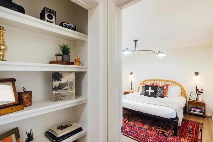 Vue sur la chambre principale. N'oubliez pas de jeter un œil à certains de nos livres sympas (y compris un Yucca Valley des années 1940 !)