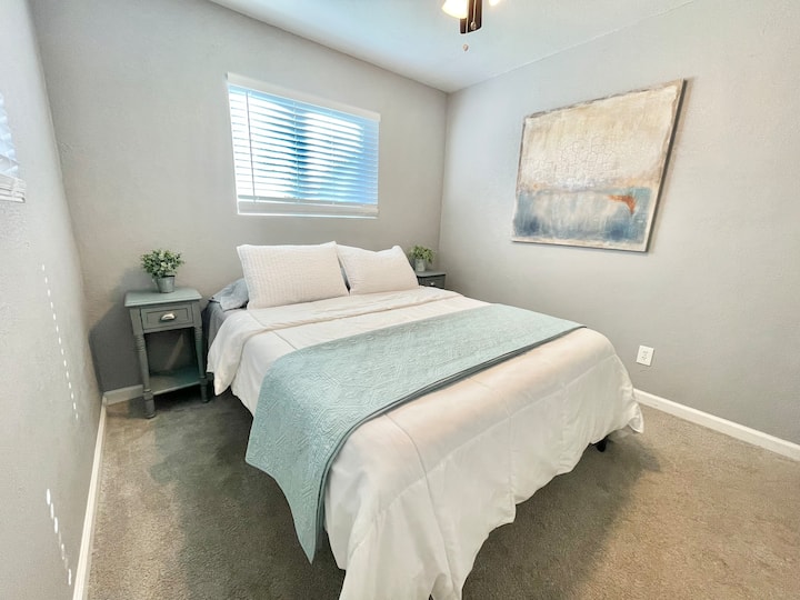 Chumba hiki cha kulala kina kitanda kingine cha ukubwa wa malkia kilicho na godoro la povu la kumbukumbu, meza mbili zilizo na Taa 3 za Kugusa Zinazoweza Kuharibika USB C Bandari za Kuchaji na AC Outlet, rafu ya vitu vyako na kabati. 