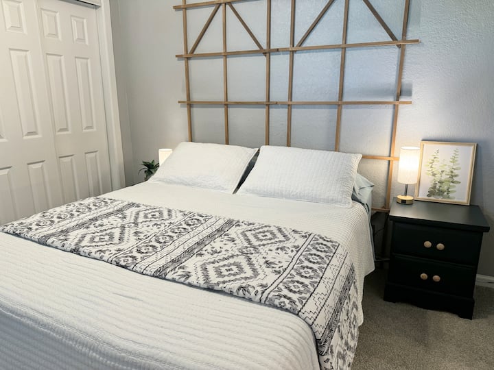 Kitanda cha malkia kilicho na godoro la povu la kumbukumbu, mito ya ziada, mashuka laini, meza 2 zilizo na Taa 3 za Kugusa Zinazoweza Kuharibika USB C Bandari za Kuchaji na AC Outlet, kioo cha kusimama, bafu la kujitegemea. Chumba hiki kina hatua ya kushuka chini ili kuingia 