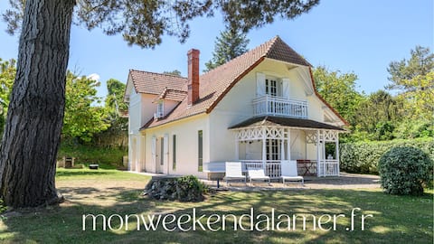 Sea view villa with direct access to the beach.