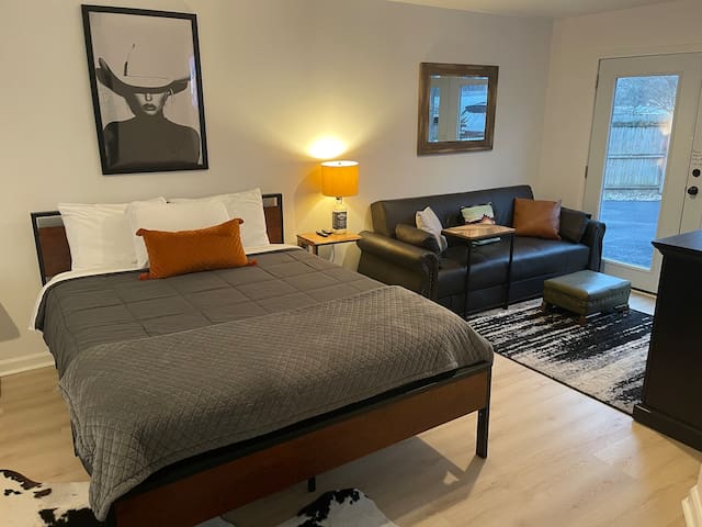 *Nash Nest*-Hot tub, Air hockey & Bar!