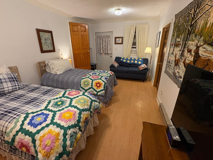 Спалня до кухнята. Има достъп до задния двор през вратата. Има допълнителен нагревател и климатик. 