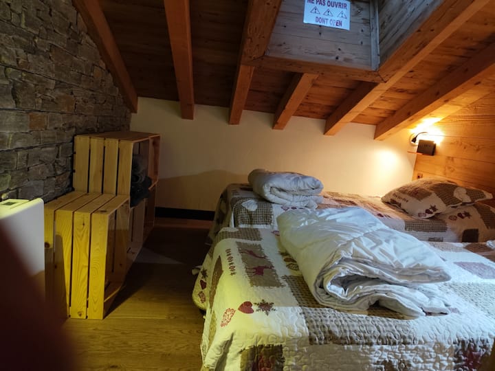 მეორე საძინებელი: 2 ერთადგილიანი საწოლი, რომელთა გაერთიანებაც შესაძლებელია 