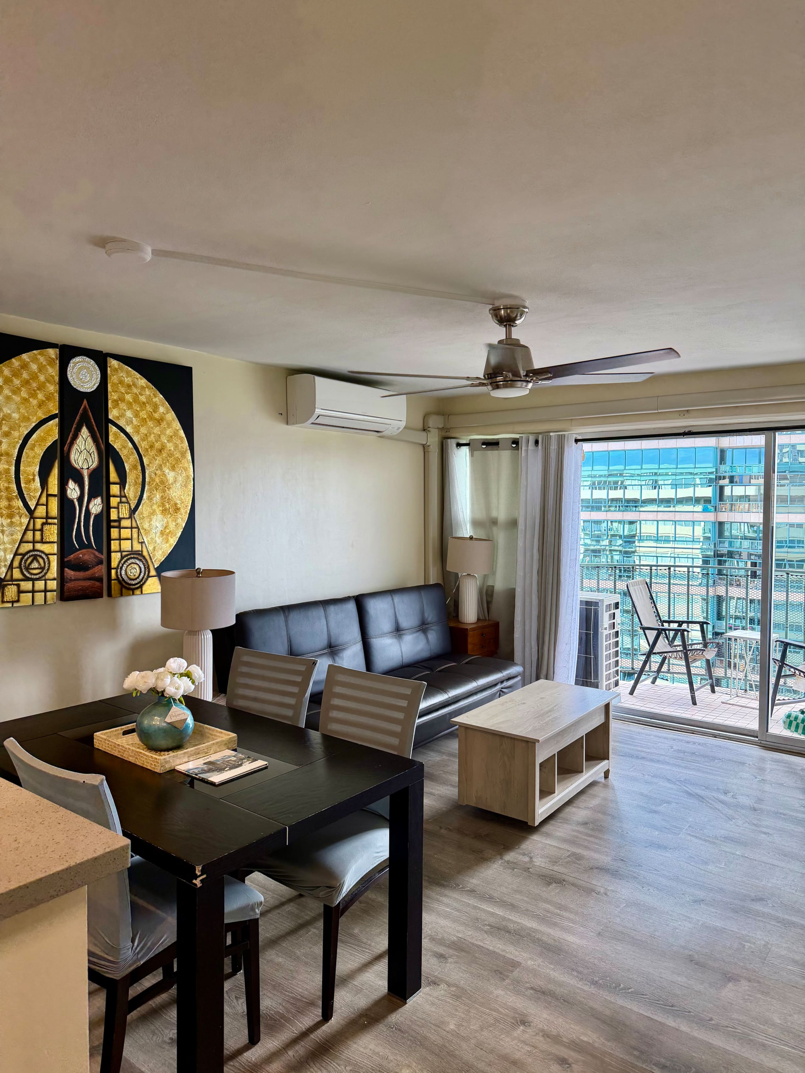 Condo in Honolulu · ★4.61 · 2 bedrooms · 4 beds · 1 private bath - Image 2