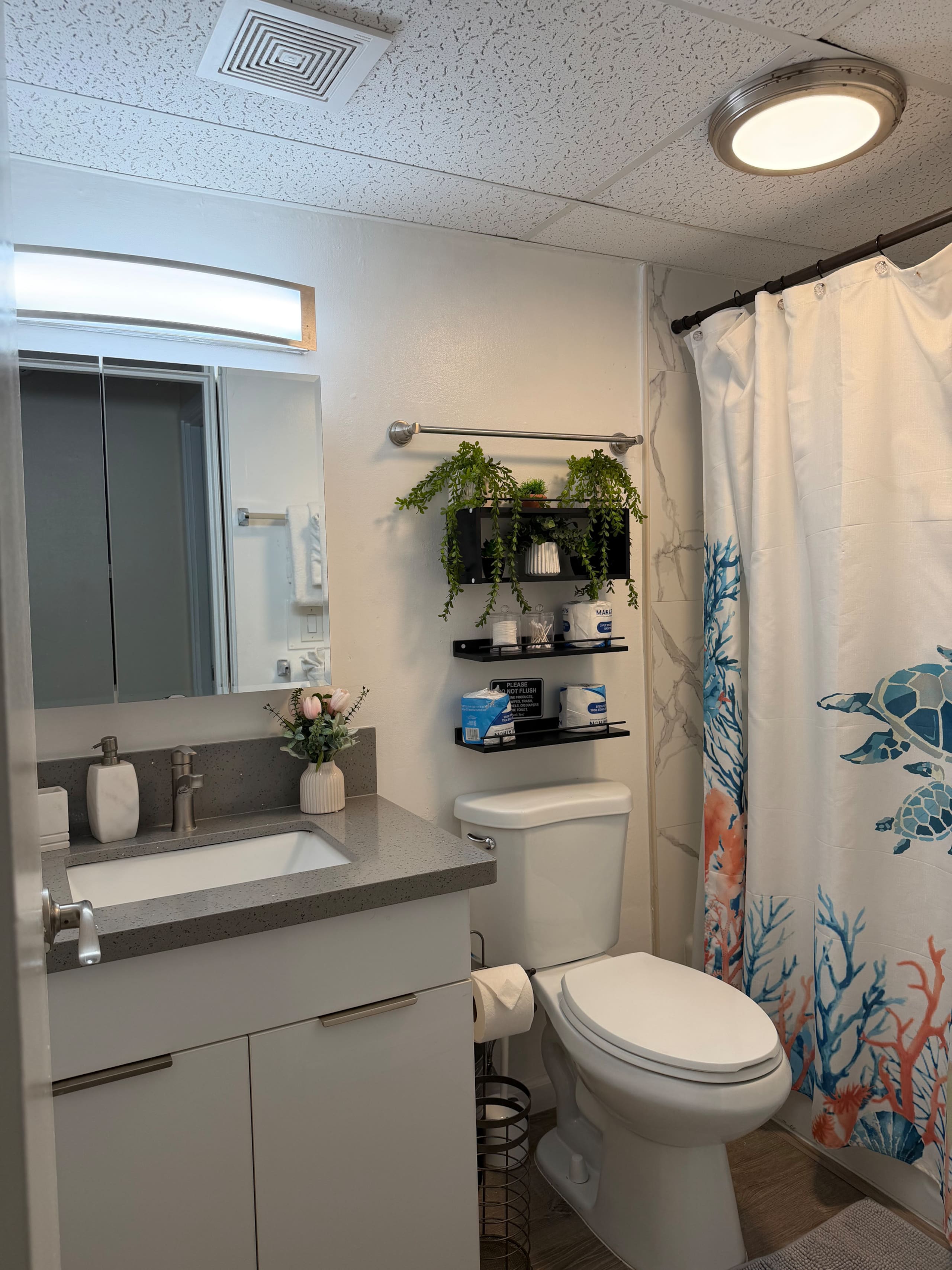 Condo in Honolulu · ★4.61 · 2 bedrooms · 4 beds · 1 private bath - Image 5