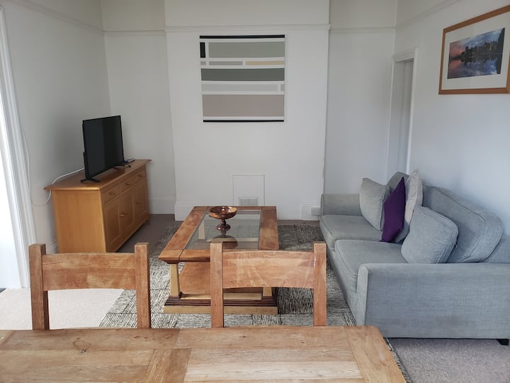 Easy Reach Of Beach | Spacious King Bed Apartment - Southsea