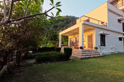 GuestFav 3BHK Lawn Villa @ Musorie Base – Pet-Friendly – Firepit – BBQ