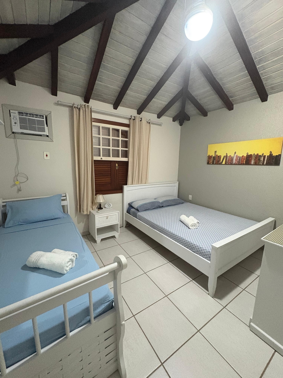 საძინებელი 150‑179 სმ ზომის საწოლითა და ერთადგილიანი საწოლით. Კონდიცირების და ჭერის ვენტილატორი.