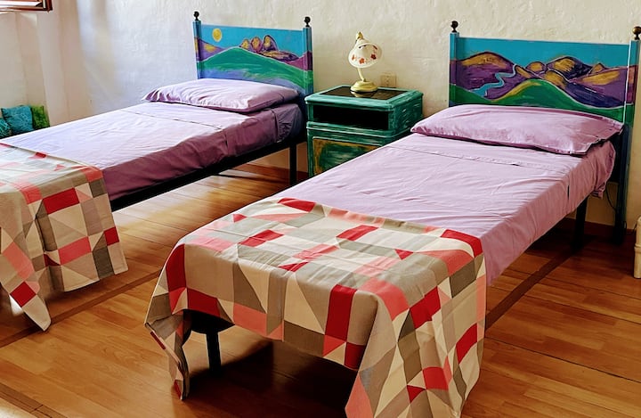 Esta habitación ofrece una hermosa vista a la calle.  Observa el ajetreo de nuestra hermosa ciudad.  
Las camas pueden permanecer individuales o juntas si es necesario.  Hay mucho espacio para la cama y la cuna de un niño si se solicita.