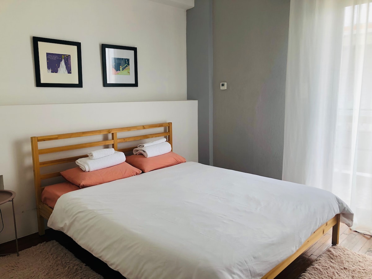 To je druga spavaća soba sretne kuće s bračnim krevetom , noćnim ormarićem , ormarićem , francuskim vratima s terasom ,mirnom ,svijetlom sobom i ormarima !