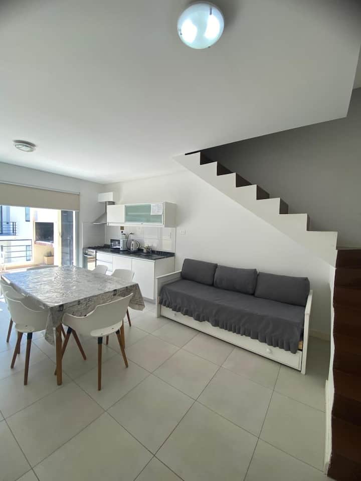 Living comedor y cocina, con terraza y parrilla privada