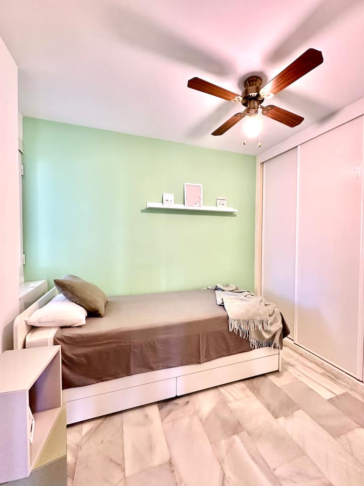 La segunda habitación tiene dos camas. La cama principal  es un colchón alto, firma y suave a la vez. Cuenta con un armario grande con zona de perchas para colgar ropa y varias cajoneras. 