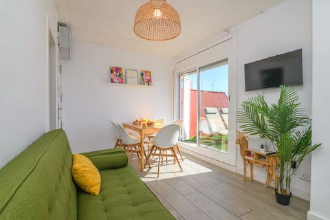 Top Airbnb: Sunny&chill terrace. 15 min to center by metro. en L'hospitalet De Llobregat