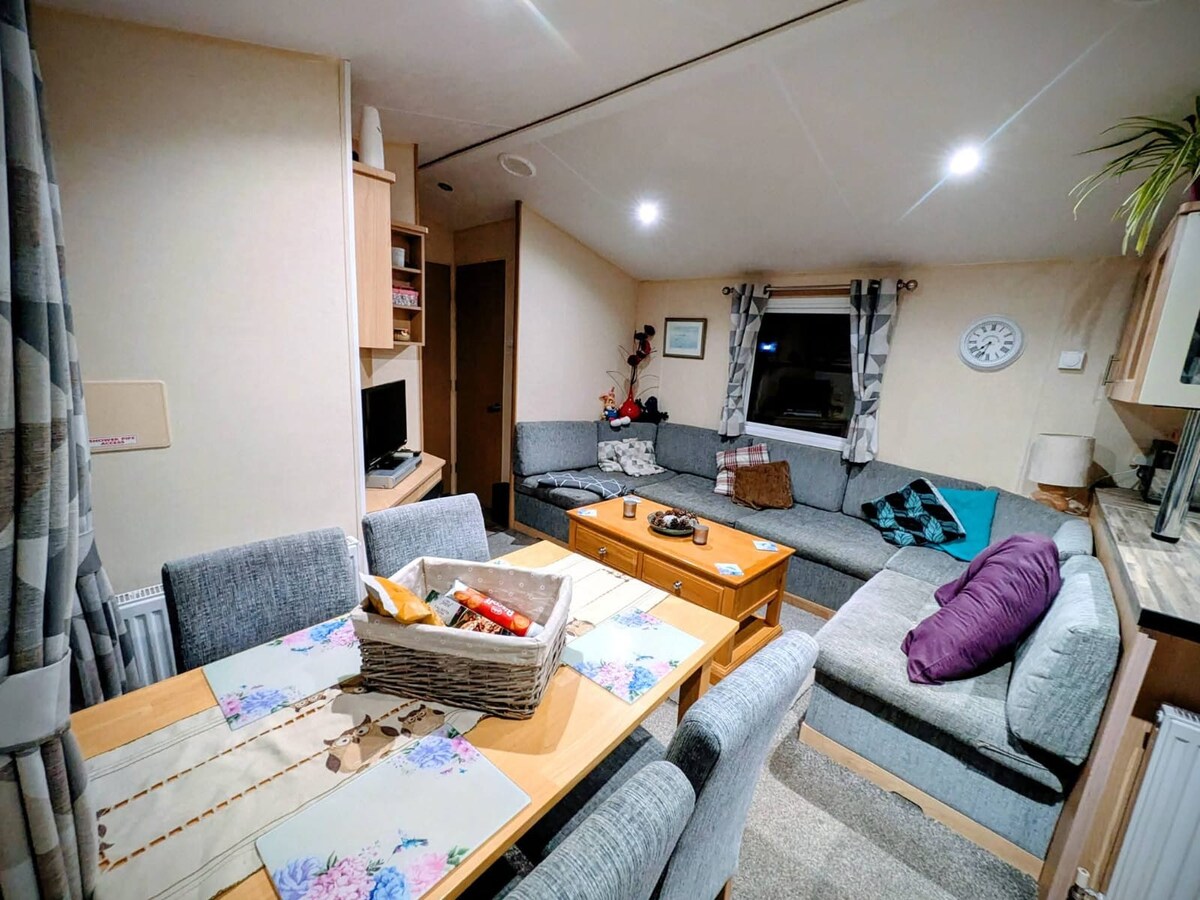 Popular Airbnb listing: Dog friendly caravan in Norfolk ref 10006G in Burgh Castle