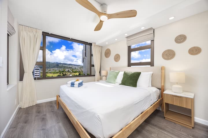 Relájese en su habitación con una cama tamaño king y un ventilador de techo para mayor comodidad