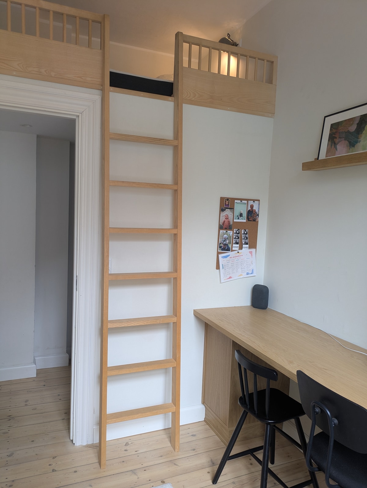 U uredu iznad hodnika nalazi se veliki krevet na umetnutom katu. Krevet je veličine 225 x 135/105 cm.
Stepenice koje idu prema gore pomalo su strme pa je najbolje da budete malo spretniji u spavanju.