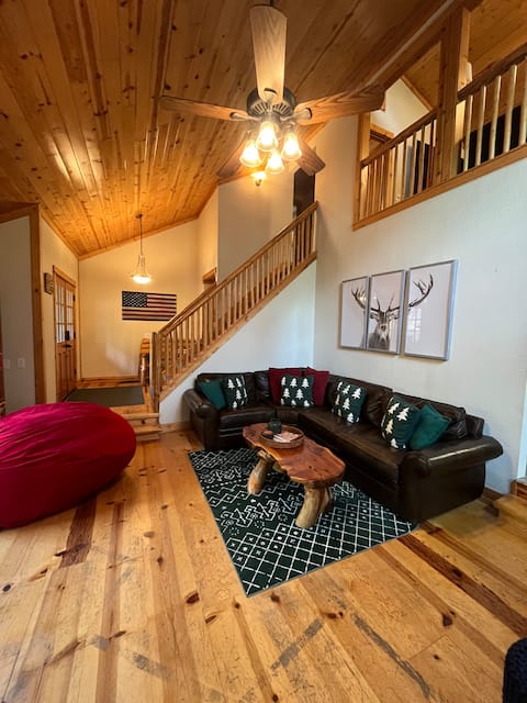 Popular Airbnb listing: Heidi’s~AC~Fun Deck~Fire Pit~Walk To Town~Bunks in Shaver Lake