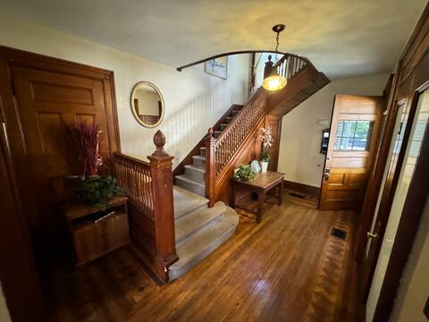 Summer Mansion -7 King Beds-sleeps 16+ @60 Central