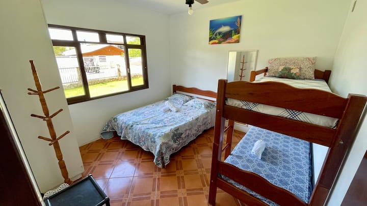 V izbe sa môžu ubytovať až 4 osoby, má stropný ventilátor.