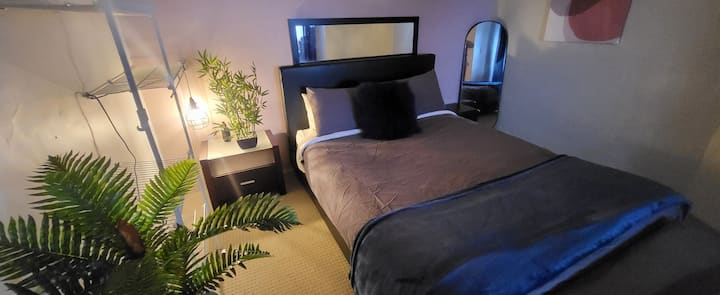 Cómoda cama tamaño queen. 