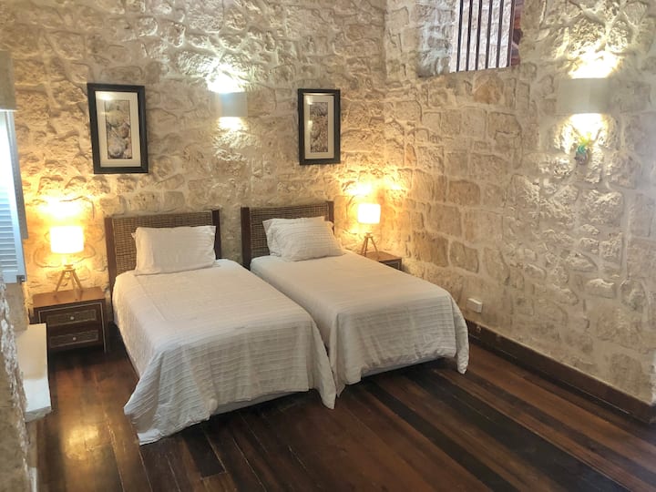 Nyumba: Chumba cha kulala cha 4 kina vitanda viwili na bafu la ndani.