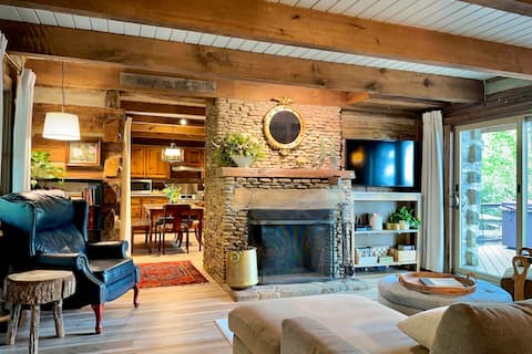 Cabin Near Boone w/ Hot Tub & Mountain Views