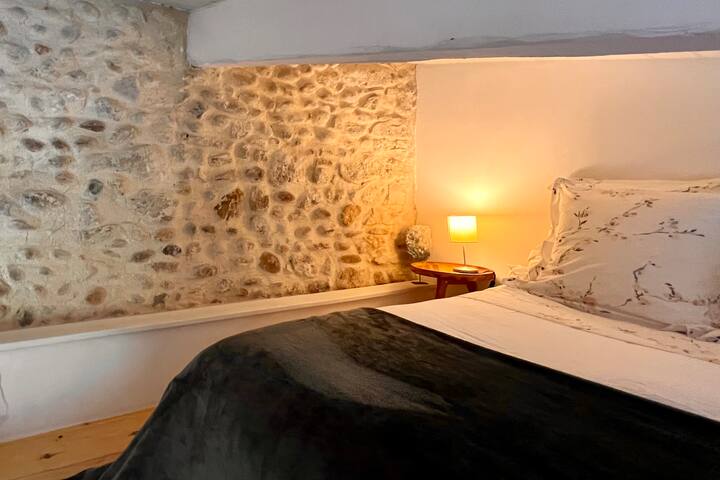 Lit 140x190
Draps et linge de lit fourni et propre 
Coton / lin
Bas de plafond