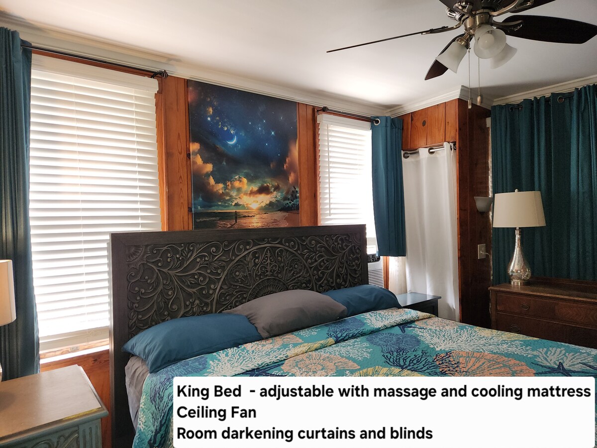 后客房。可调节按摩加大双人床和冷却床垫-夜间可降温至10度。  房间遮光窗帘。白色窗帘后面是壁橱空间。  这间客房更隔绝于街道和房屋噪音。