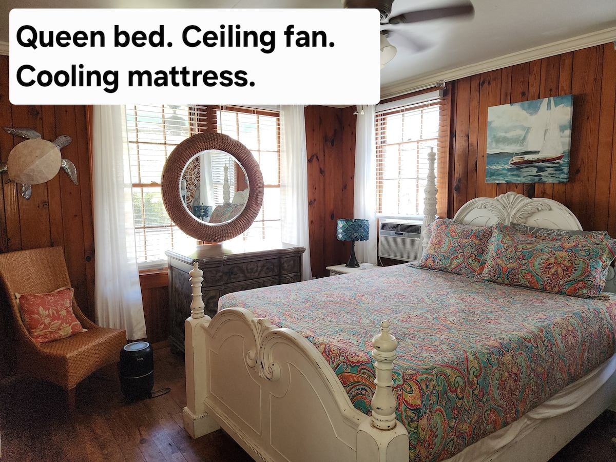 前客房。镜子后面的窗户毗邻前门廊。  房间配有凝胶冷却记忆泡沫床垫和薄纱丝绸窗帘。  这间卧室有直接通往卫生间的入口。