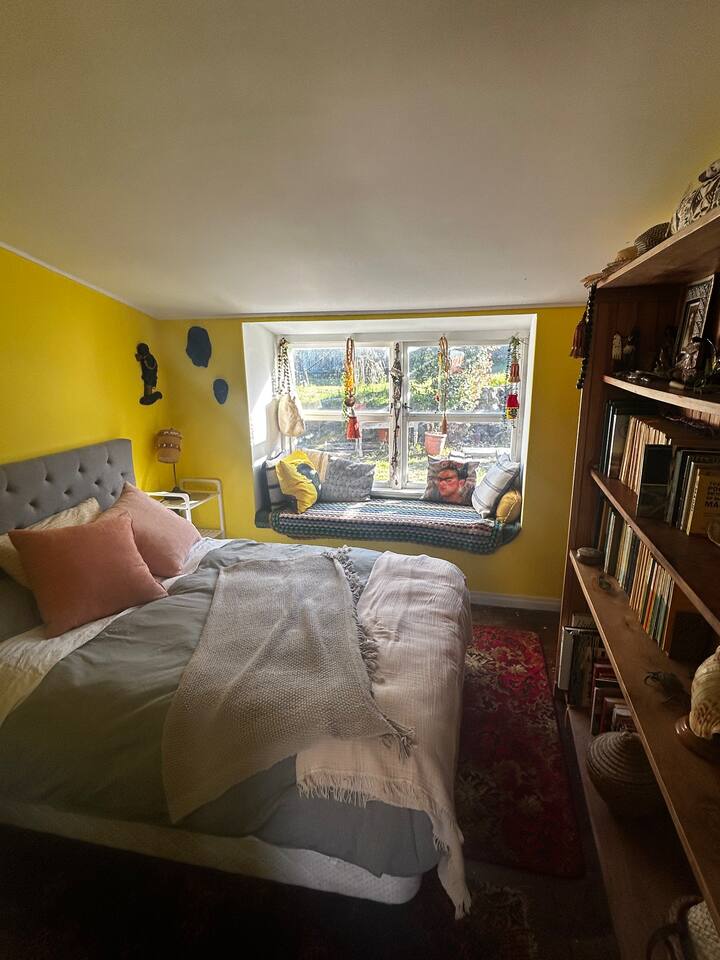 Schönes sonniges Schlafzimmer mit brandneuem neuseeländischem Wollbett und frischer Bettwäsche aus 100 % Baumwolle mit guter Fadenzahl