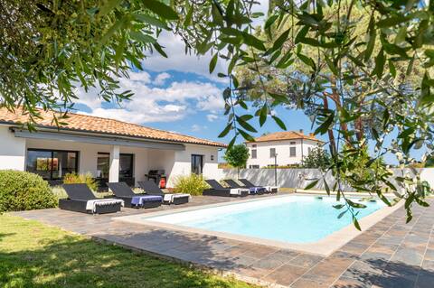 New! Recent villa with private pool