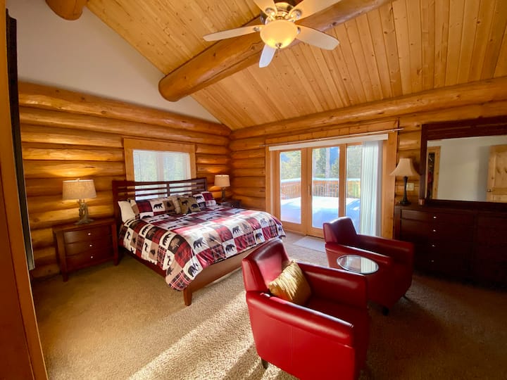 1 des 2 chambres principales à l'étage avec lit King size, salle de bain attenante, télévision, accès extérieur à la grande terrasse, dressing et sièges. 