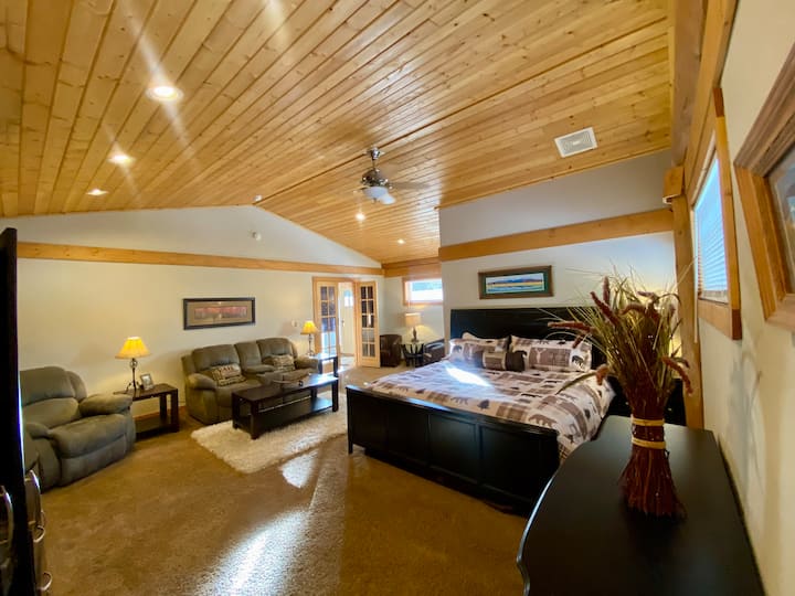 1 des 2 chambres principales à l'étage avec lit King size, salle de bain attenante, télévision, accès extérieur à la petite terrasse et fauteuils inclinables. 