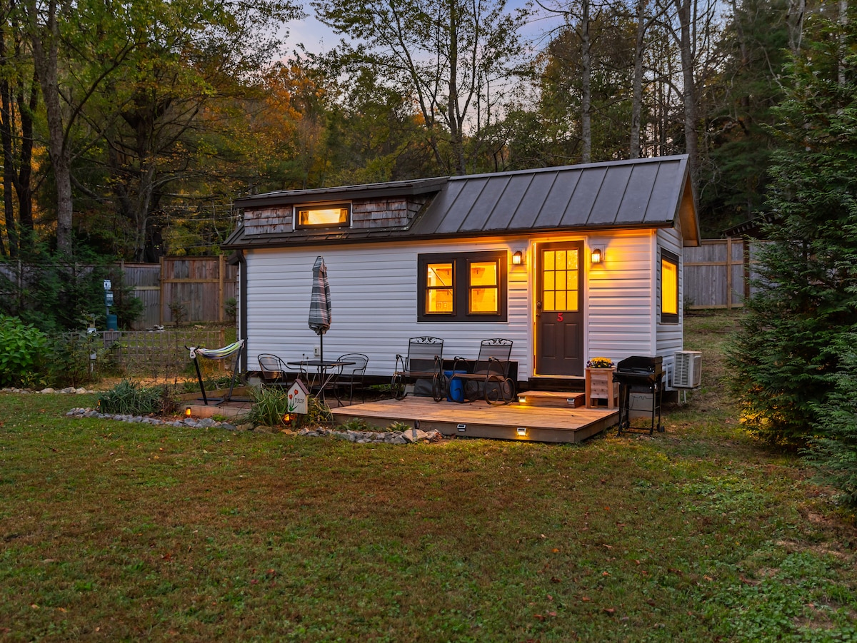 Tiny House Tulip in Private Mountain Forest - Tiny houses for Rent in ...