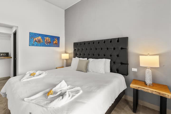 Bedroom #8 (1 King Size Bed)