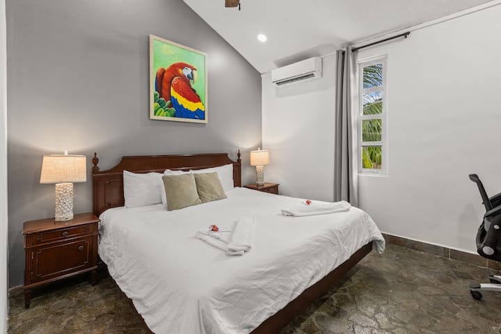 Bedroom #4 (1 King Size Bed)