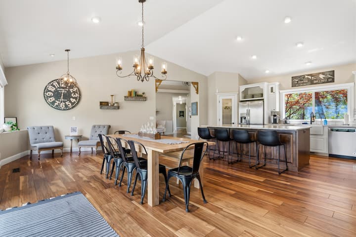 Luxury Mountain-Top Retreat | Sleeps 14