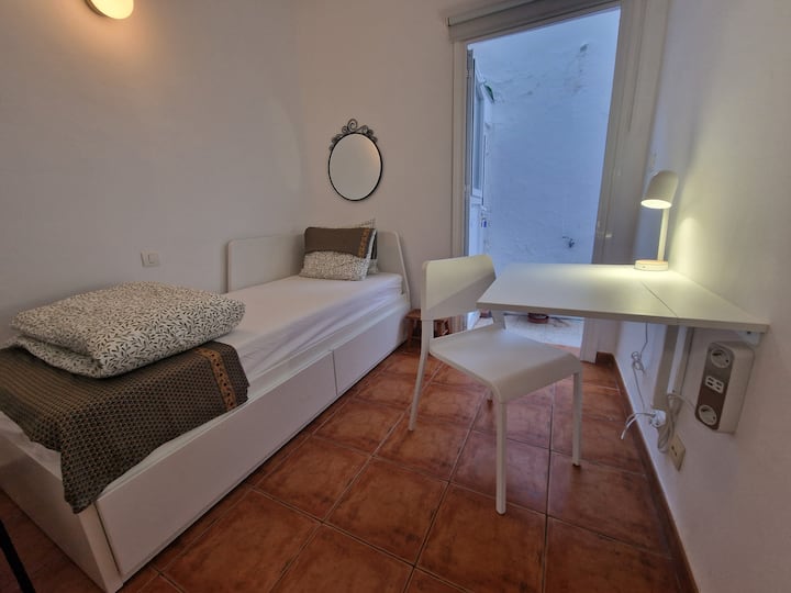 Quarto com cama de solteiro conversível em cama de casal + mesa