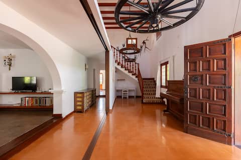 Airbnb con mejor rendimiento: Magnificent Villa with Private Pool in San Antonio en Sant Antoni De Portmany