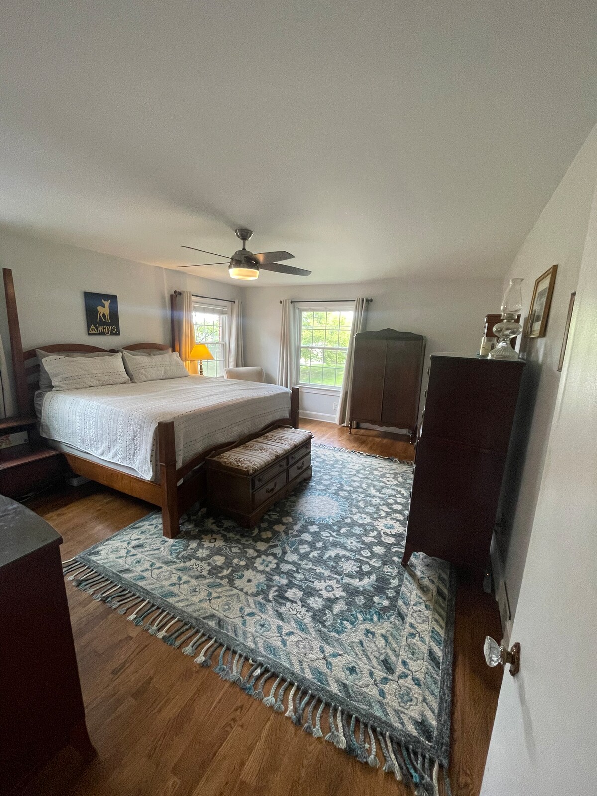 主卧配备加大双人床。 