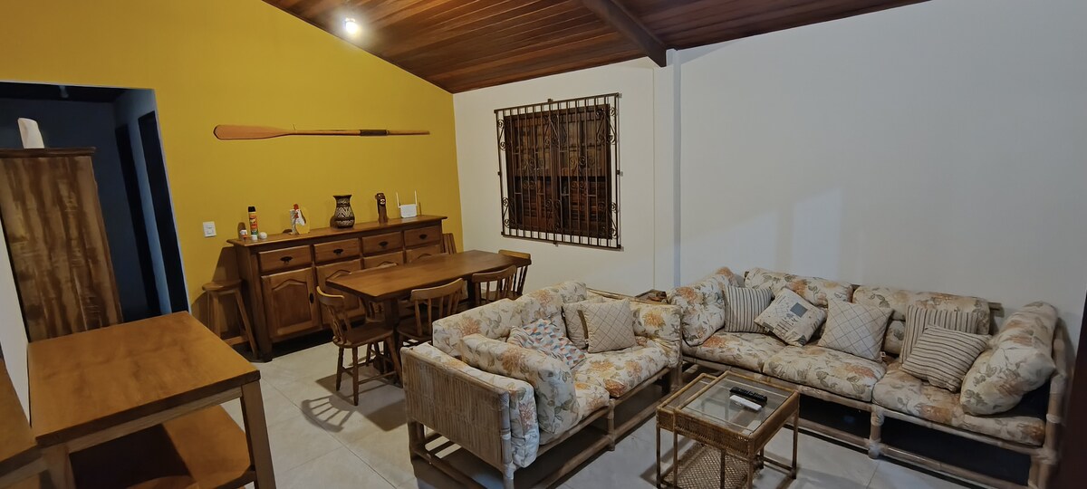 Top Airbnb: House in Paúba > 200 meters from the beach > Air-conditioning and Wi-Fi in São Sebastião