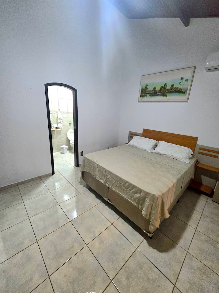 апартманот со брачен кревет (широк 150-179 см),  овој апартман се наоѓа на приземје. 